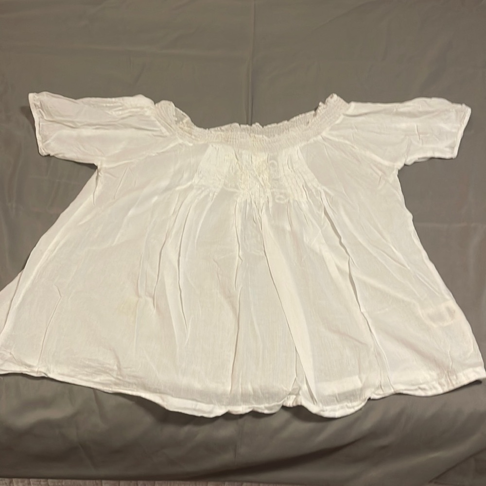 Ladies white top. Size large.